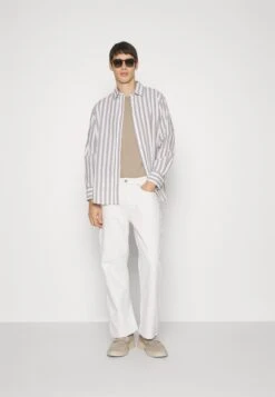 Pier One -Pier One 29e7ba99742e4a9a8b1cecfac2f50735